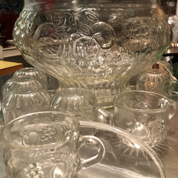 3486 VTG Punch Bowl Large Clear Glass Fruit Pattern  12 Cups 1 Plastic Ladle - Picture 7 of 13